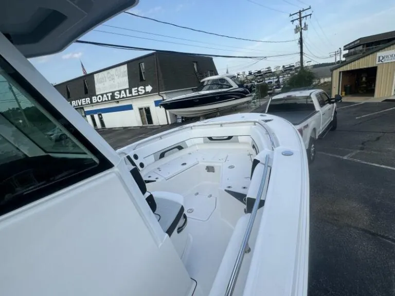 2026-blackfin-252-cc-bow-seating