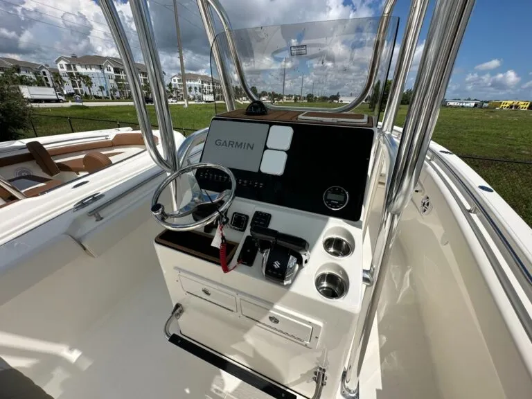 Bulls Bay 255 Center Console Helm with Garmin Electronics