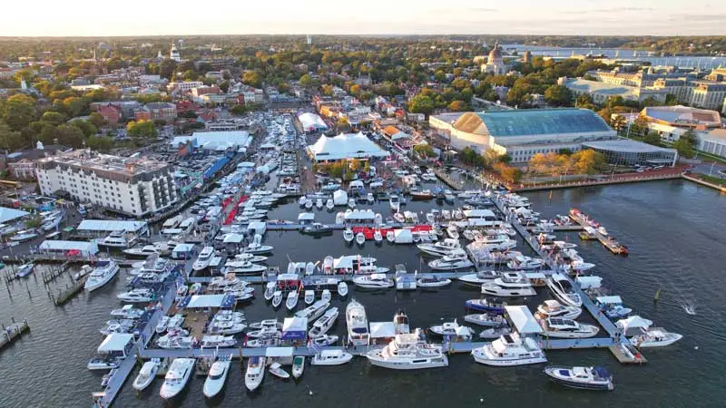 Crowds walking floating docks at Annapolis Powerboat Show 2025