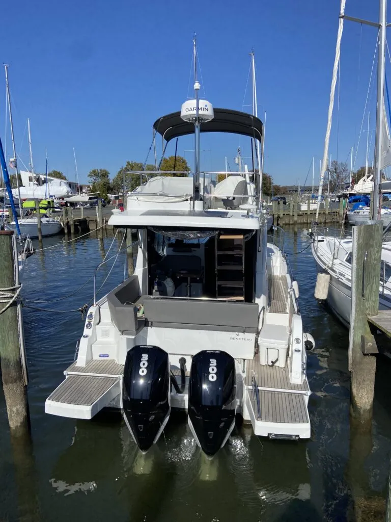 Beneteau Antares 11 Fly flybridge with helm station