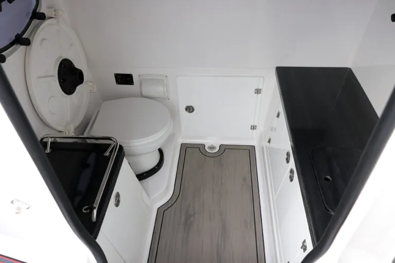 Oversize bathroom in the Monterey 30 Elite