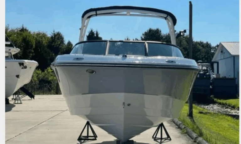 Large Bow for taking big waves smooth