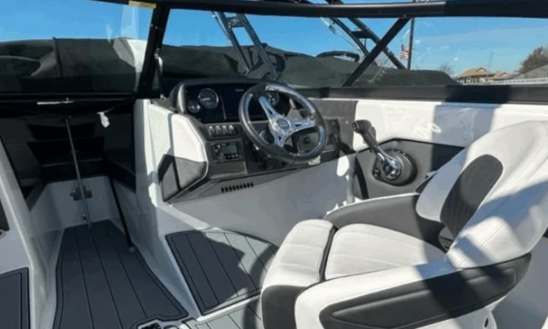 Cockpit and bucket seats with Anthracite upholstery