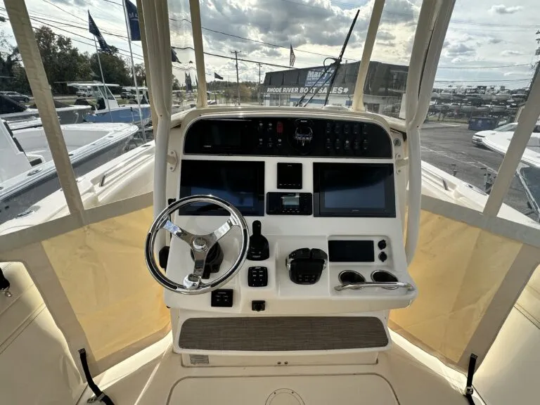 grady-white-canyon-271-helm-electronics